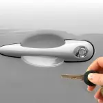 Cosa fare se rimaniamo chiusi fuori dalla macchina?