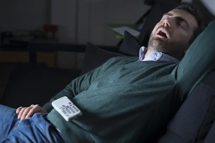 Dormire con la tv accesa, ecco quali sono i pericoli