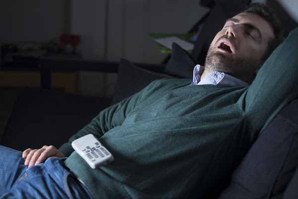 Dormire con la tv accesa, ecco quali sono i pericoli