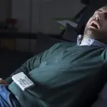 Dormire con la tv accesa, ecco quali sono i pericoli